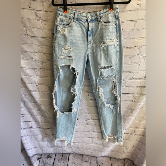 American Eagle Outfitters Denim - American Eagle Light Washed Comfort Stretch Really Ripped Mom Jeans Women’s 4